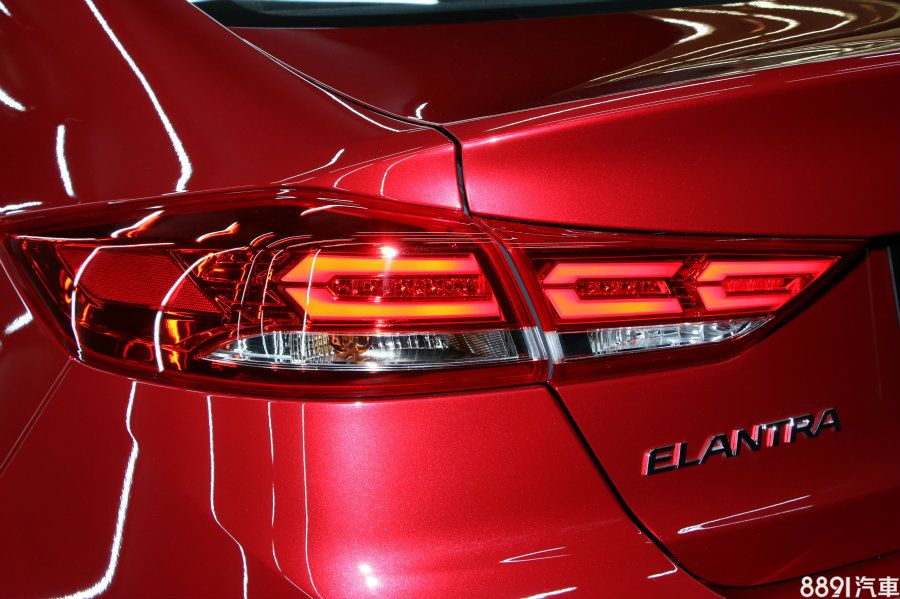 特殊式樣的尾燈組造型也略微不同，上方為一般版造型，下方的特殊式樣將燈組排列方式更為緊湊，也較有辨識度。