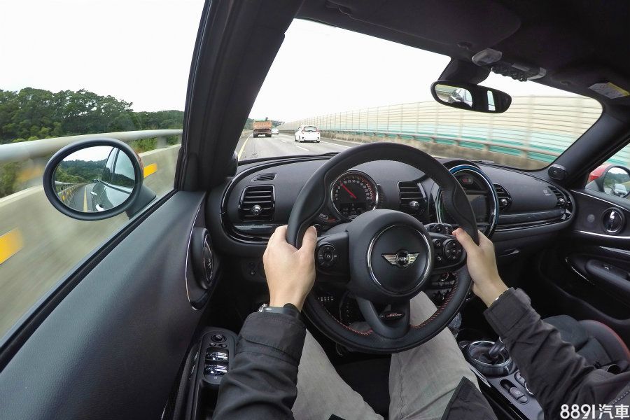 在61西濱快速道路上,全程均維持在80km/h道路速限內,這時的引擎轉速均落在1500rpm左右,整體動力運轉的平順度與協調性也屬成熟。