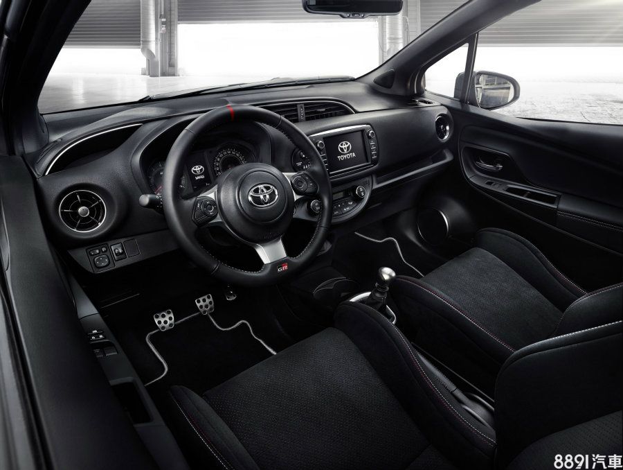  Yaris GRMN內裝定裝照首次公開，可以看到方向盤採用86部品，但下緣多了GRMN徽飾，上方握幅中央則有紅色飾條，這是源自Rally的設計思維，在激烈操駕時便於駕駛判斷方向盤轉向時的位置。