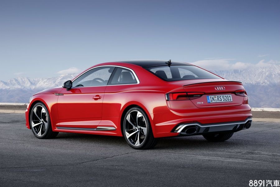 車尾部份除了RS專屬的下擾流造型，大口徑的橢圓雙出排氣管，也是Audi RS車型的招牌設計。