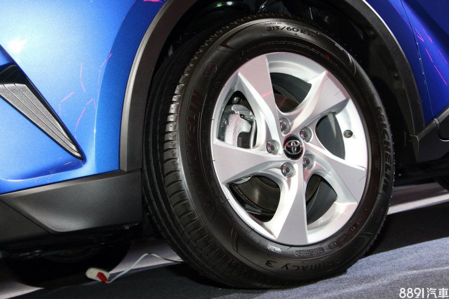 全車系統一標配17吋鋁圈，搭配其身型恰到好處。