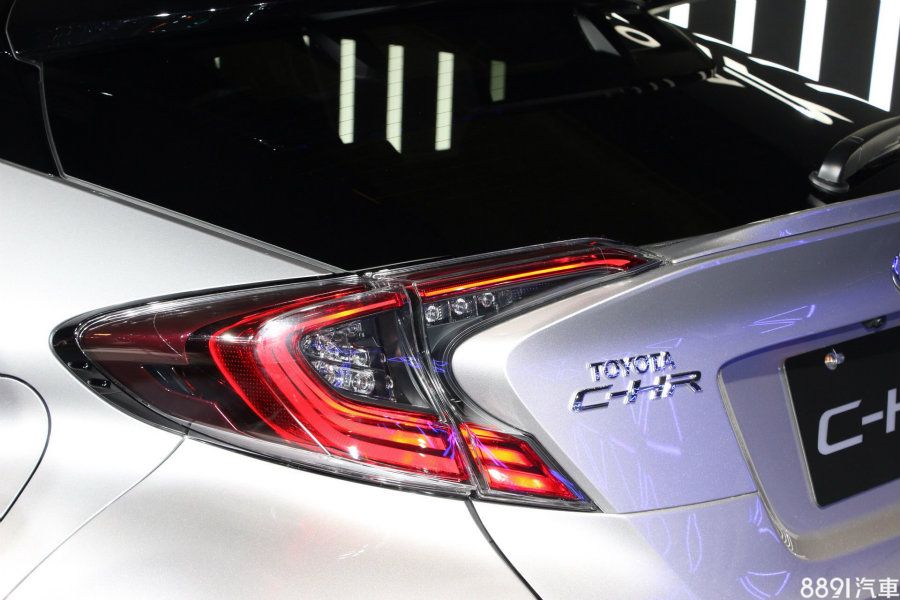 挺翹的車尾與迴力鏢式立體尾燈是C-HR不容錯認的特徵，頂規的尊爵AWD車型搭載導入LED光條的尾燈組，提高夜間辨識度。