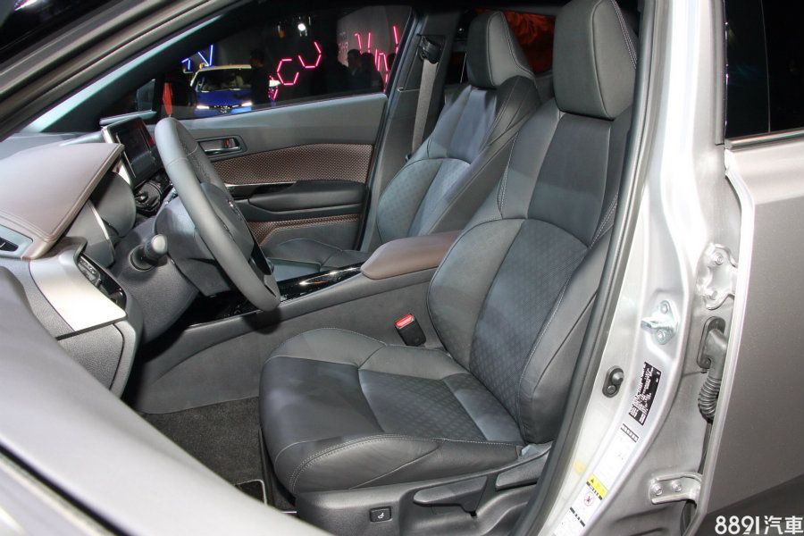 除了入門定位的經典型標配織布座椅，其他車款座椅均為方便好清理的真皮包覆，豪華型以上車款並有雙前座電熱功能、駕駛座電動腰靠。