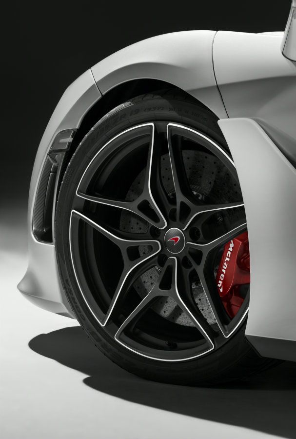 720S配置碳纖維陶瓷剎車系統、和尺寸為前245/35R19、後305/30R20的Pirelli P Zero性能胎。