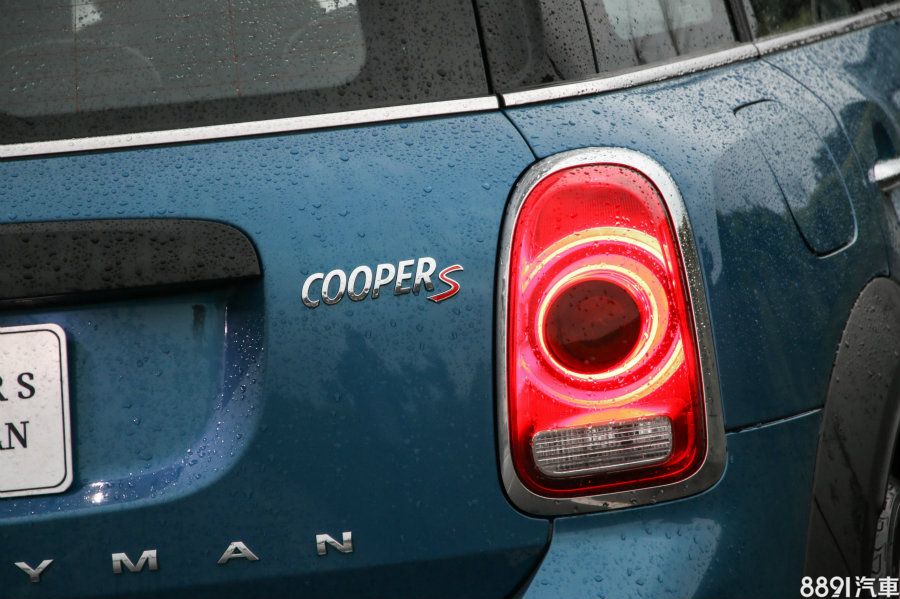 過去的橢圓長型尾燈設計,經過重新改良設計過後,長度縮短,造型更為圓潤,辨識性相當為強烈,LED尾燈周圍加入銀飾條包覆其內,與頭燈前尾相互應和,同為採用雙色外框包覆設計。