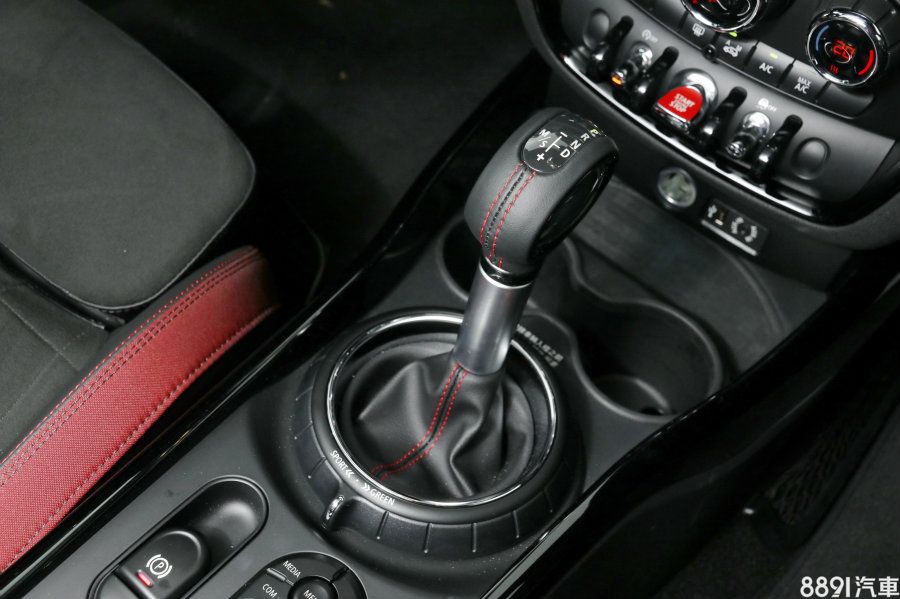 排檔處同樣採用真皮包覆與紅色車縫線設計，外型即可感受此車所散發的戰鬥氣息。
