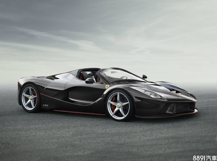 Ferrari也在2016年巴黎車展率先推出,全球限量209輛、歡慶70周年的紀款車款LaFerrari Aperta,搭載6.2升V12自然進氣引擎和電動馬達的Hybrid系統,綜效輸出達963hp,0~100km/h可在短短3秒內完成,極速則為350km/h。