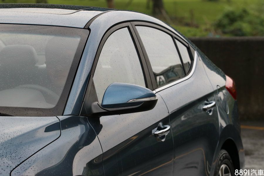 車側的LED後視鏡為全車系標配,且電動收折與加熱除霧功能一應俱全,便利程度不因車型差異有所折扣。