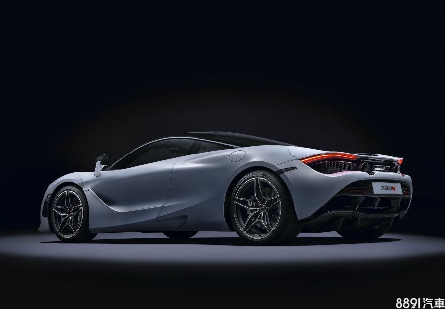 720S搭載全新的底盤與4.0升V8雙渦輪引擎，最大出力為720hp/78.5kgm，0～100km/h只需2.9秒。