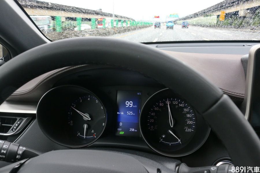 時速逼近100km/h，轉速亦維持在1800～1900rpm左右，電腦會依照當時行車狀況，自動判定現下駕駛是否符合節能需求。