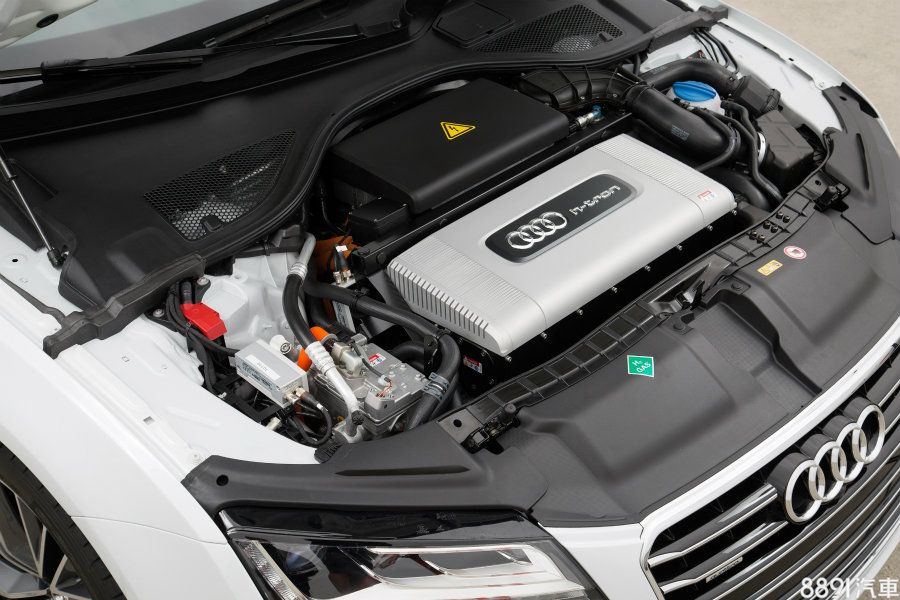 A7 Sportback h-tron quattro concept以氫燃料電池驅動配置於前後軸的兩顆馬達，綜效輸出為228hp/55.1kgm，0～100km/h加速可於7.9秒完成，極速則為180km/h。