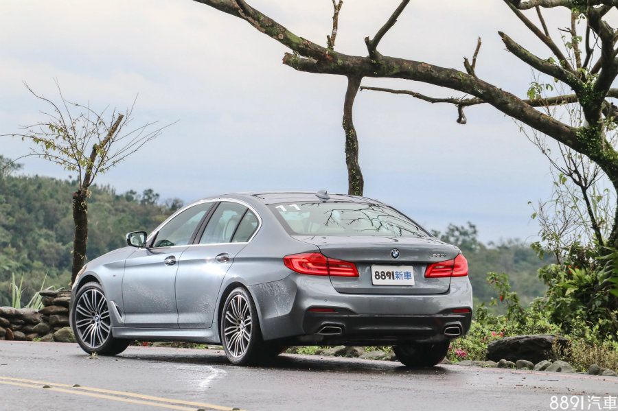 這次在總代理汎德的試駕活動中,分配到的車型正是530i M Sport,配備豐富度以及駕馭感受都是高水準,相信能抓住BMW客層的心。