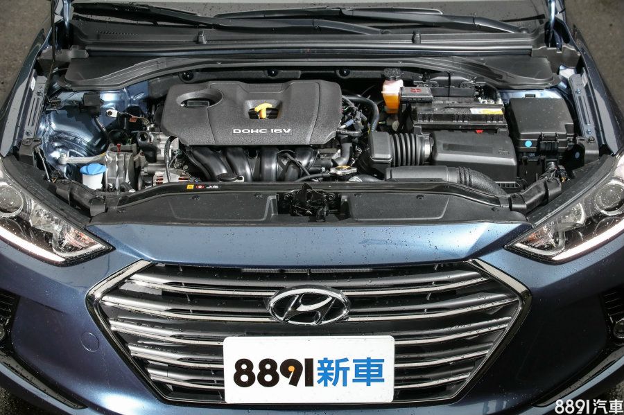 Elantra 2.0汽油搭載2.0升直4自然進氣引擎,可輸出152hp/6200rpm最大馬力、19.6kgm/4000rpm最大扭力,並搭配6速手自排變速箱,與相同搭載2.0升的Mazda 3(165hp/21.4kgm)相比,最大輸出稍稍略遜些微。
