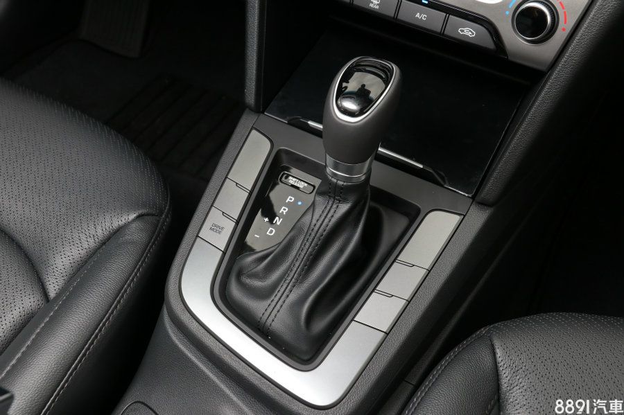 在排檔桿左側的「Drive Mode」即為DMS駕馭模式切換,提供節能、一般與運動三種選項,並在轉速錶上顯示切換的模式,此為2.0升車型專有配備。