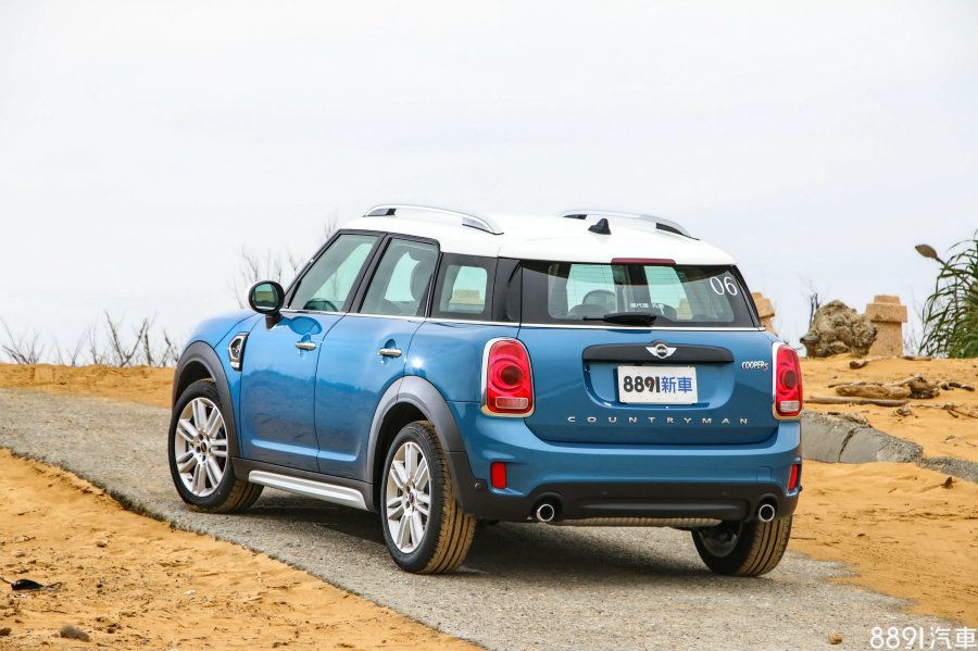 新一代Cooper S Countryman體型較過去明顯放大，動力則仍是大家熟悉的2.0升直噴渦輪引擎，最大輸出192hp/28.6kgm，搭配8速手自排變速箱。