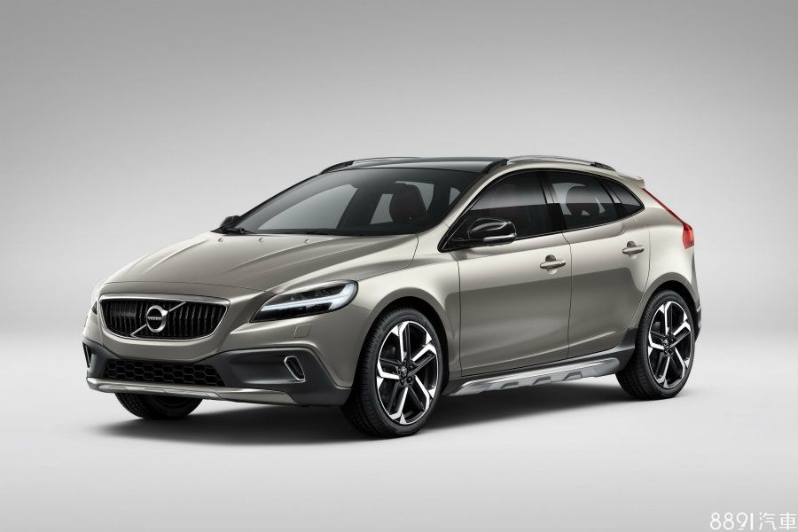 另外Volvo V40也追加了Cross Country T4 AWD版本，原先小改款之後只導入D4前驅款，而汽油渦輪T42動力的追加，還順勢採四驅設定，以更加符合跨界定義，其市區、非市區、平均油耗分別為7.92km/L、 14.78km/L、11.2km/L。