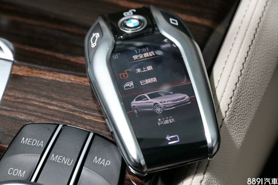 若是520d Luxury以上車型,將隨附的2把一般鑰匙以及1支智慧型螢幕鑰匙,首見於現行7系列,除了顯示車輛狀態、可行駛里程並提前開啟車內空調,若選配遙控停車功能,也是由這支鑰匙操作。