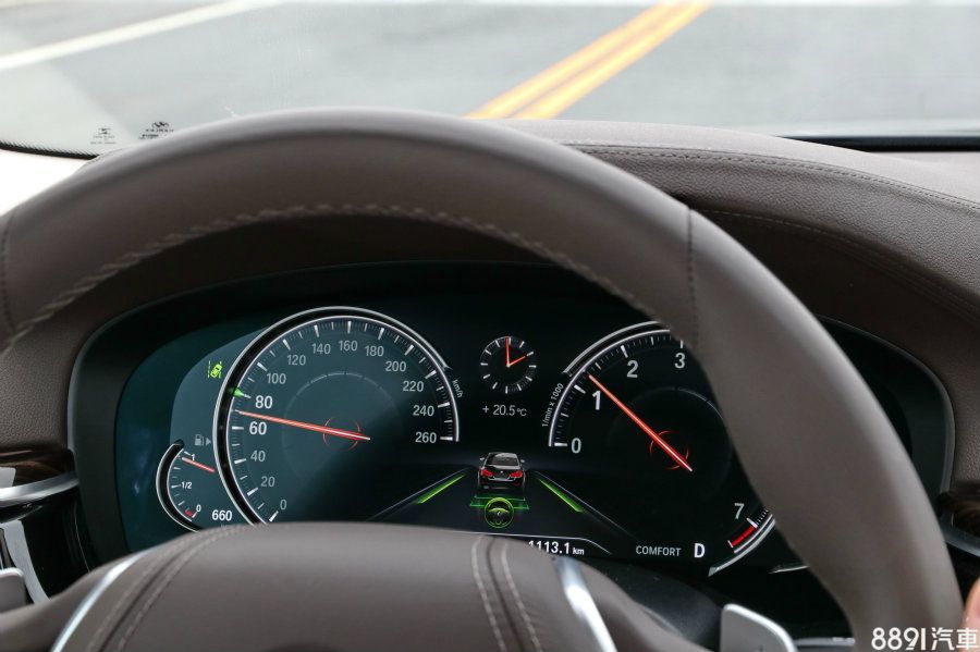 圖中為系統全數開啟的狀態,時速定在80km/h,而儀錶中央顯示當下偵測到前車與標線,作為修正車輛路線的參考來源。