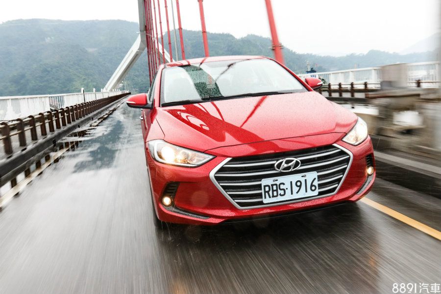 根據能源局公布的平均油耗，柴油款達22.1km/L，比起汽油款明顯優上6～7km/L左右的表現，以一年2萬公里計算，累積下來就達14000~16000元的價差。