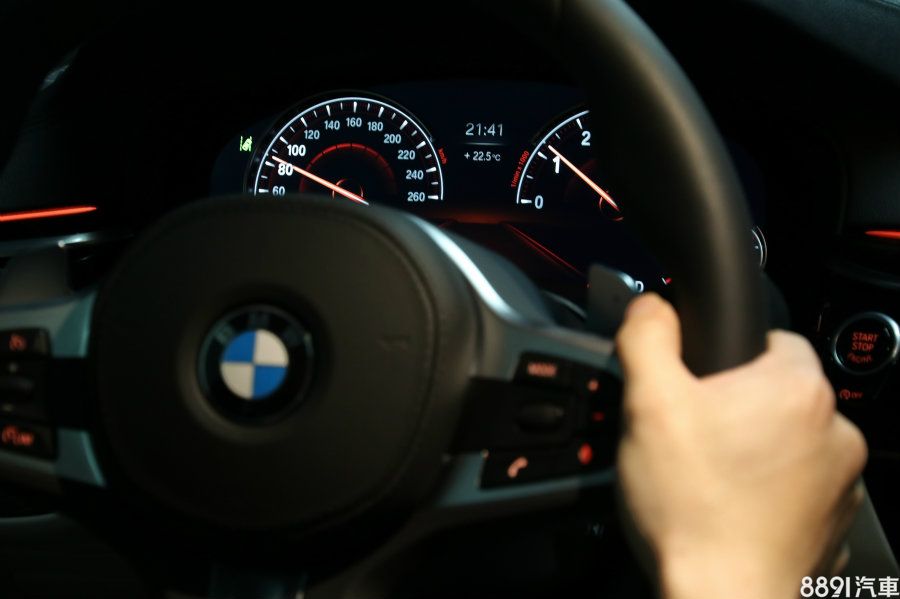 以大約80km/h時速巡航,530i M Sport的引擎轉速大概落在1300rpm左右,且提升至100km/h也不超過2000rpm,有助於行車質感與油耗表現。