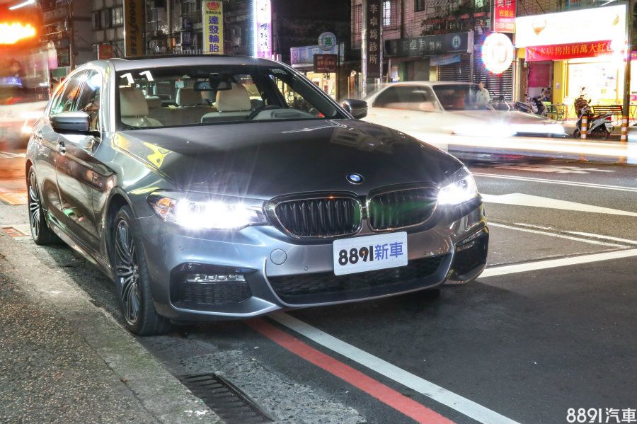 到達基金交流道附近的折返點停留拍照,時間不超過10分鐘,車輛則按照怠速熄火系統的方式運作,因未關閉空調,約不到2分鐘就重新啟動。