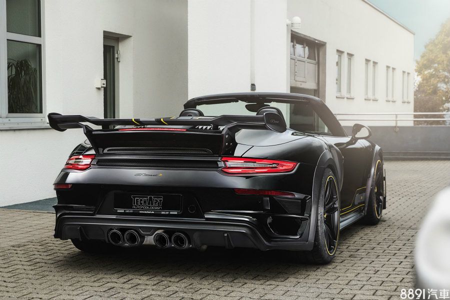 主動式碳纖維尾翼不僅吸睛,其在高速下會自動展開,隨車速而進行最多達15度的翼面角度調整,並配置高性能運動化排氣系統,擁有自動調節流量控制閥,採中置四出尾管,亦能釋放出強悍的聲浪。