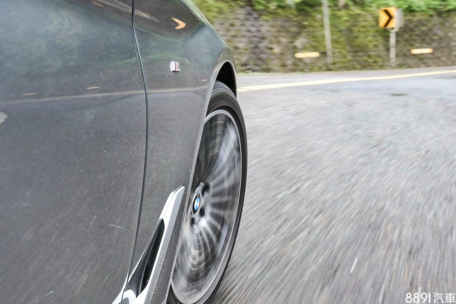 試駕車配置前245/40R19、後275/35R19的Goodyear Eagle F1跑胎，扁平比低且施壓續跑胎具有胎壁較堅硬的特性，但實際上的行車質感依然不差。