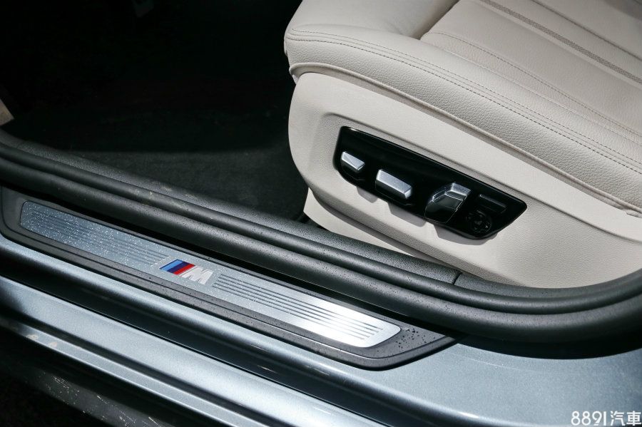 530i M Sport配置舒適型座椅,包含椅背上半部與椅墊長度,甚至是側翼包覆性,坐姿調整能夠更細微,機能較賓士E-Class豐富一些。