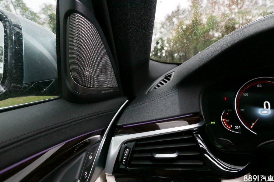 從530i M Sport開始標配16具揚聲器的harman/kardon音響，以300萬等級的車來說，音效稱不上特別厲害，但總比520d（6具揚聲器）與530i Luxury（12具揚聲器）來得好。
