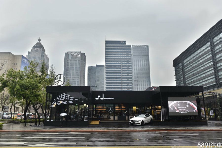  台灣賓士為回應全台車迷對於開幕賽事的高度關注，特別於上週日（3月26日）選在台北市信義區Mercedes-Benz概念館舉辦F1直播派對。