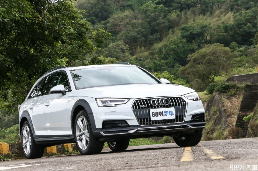  A4 allroad quattro離地高度較A4 Avant增加2.3公分，換取更多一些應付崎嶇路面的能力，而車身周圍加入塑料防刮包圍，除了多了一分休旅感，似乎也帶有一絲運動氣息。