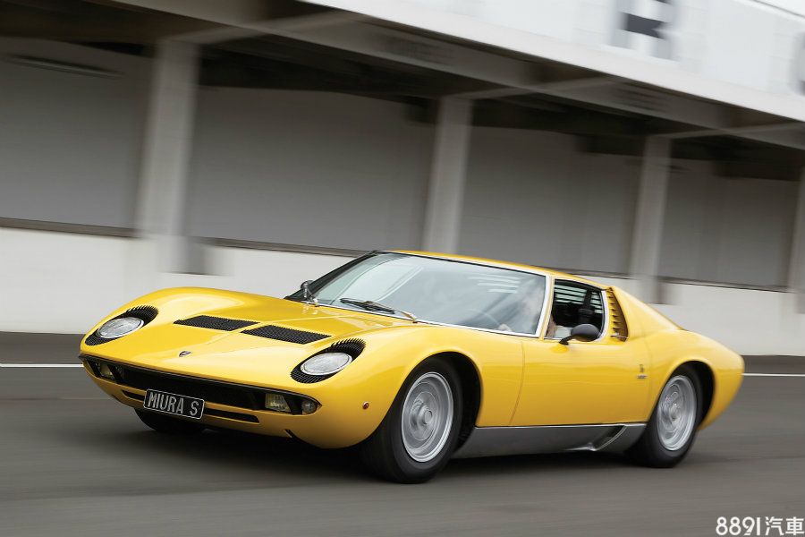 1966年誕生的Miura,是當時最快的量產超跑,1968年誕生的P400 S車型,搭載3.9升V12自然進氣引擎,擁有370hp/39.6kgm之最大動力,0~96km/h可於6.7秒完成,Aventador S名中的「S」便是源於此車。