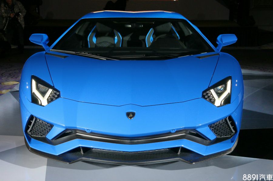 配置新式樣前下擾流,兩側進氣口除了造型更犀利,亦有助於整流效果,據原廠表示,車頭產生的下壓力較過去強化130%,而銳利的頭燈組,內部Y形LED日行燈設計,提供品牌極高的辨識度,並增添科技感。