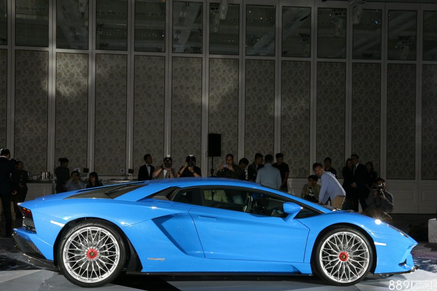 搭載前20、後21吋鍛造鋁圈,造型就如同外觀一樣,充滿犀利感,並配置碳纖維陶瓷煞車碟盤、前六後四活塞黑色卡鉗,據原廠資料,100~0km/h只需31m便可完成。