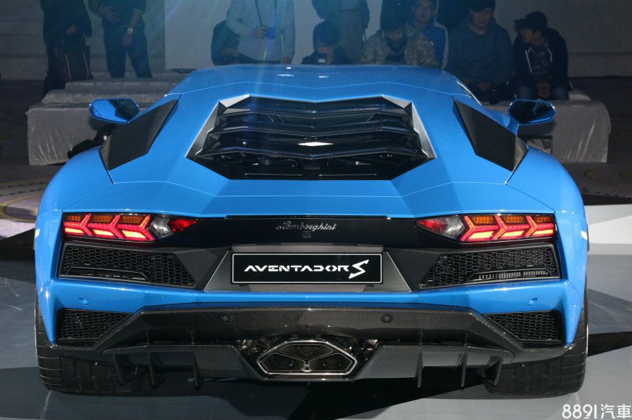 新式樣碳纖維後保桿與新設計的排氣系統,較先前減輕約20%以上的重量,營造出極霸氣的視覺效果,且能迸射出更熱血的強悍聲浪,與前代相同的高識別度尾燈組,宣示其不容質疑的身分。