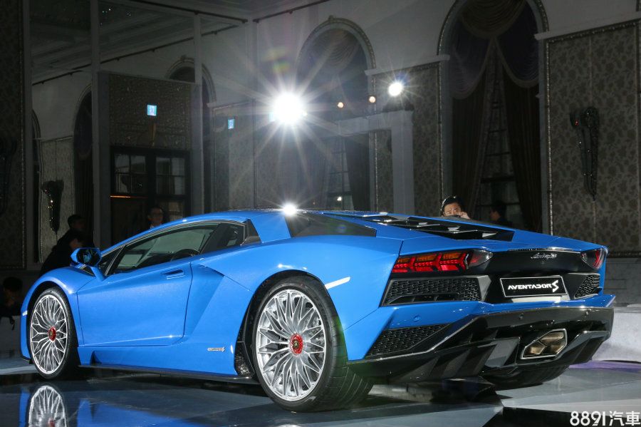 搭載主動式尾翼,可依駕駛模式與車速自動調整3段角度,原廠表示此具尾翼在最佳位置時,可產生的下壓力比前代多出50%,行駛阻力更能降低400%!