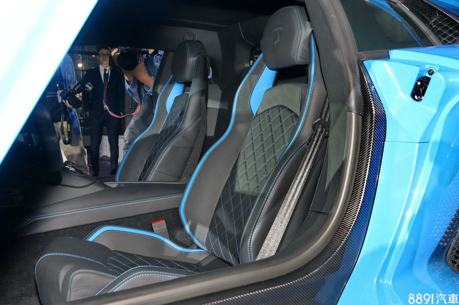 配置跑車化桶型座椅,黑色真皮搭配中央菱格與藍色車縫線設計,兼顧競技與奢華氛圍。