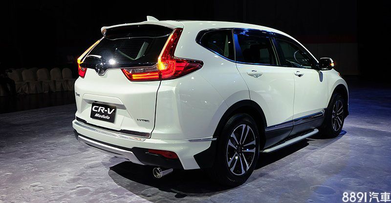 Modulo Sport套件擁有以亮黑塗裝的蜂巢式水箱護罩柵格、車身同色前後保桿、新式樣前下擾流及後下護板、亮黑塗裝側裙、車側踏板、鍍鉻尾管，並配置18吋五幅式雙色鋁圈，質感及運動化氣息均獲得強化。