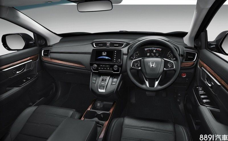 車室與美規版本大致相同，配置7吋多媒體顯示幕，導入方便的Apple CarPlay及Android Auto手機連結功能、新式樣方向盤、大器的鋪陳與格局，較特別的是，泰規採用類似NSX的按鍵式排檔座，整體更顯清爽。