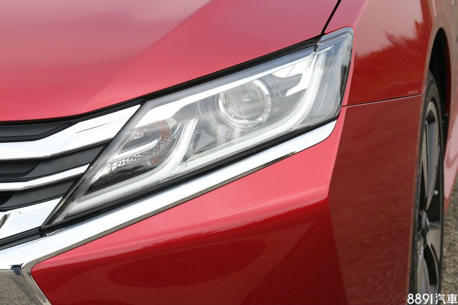 CHL安全護送功能,主要是當車輛熄火、關閉大燈的後,在60秒內撥動遠光燈,即可維持30秒的照明,而便利尋車系統則是在暗處解鎖車輛時,大燈會持續照明30秒,夜間上使用都相當便利。