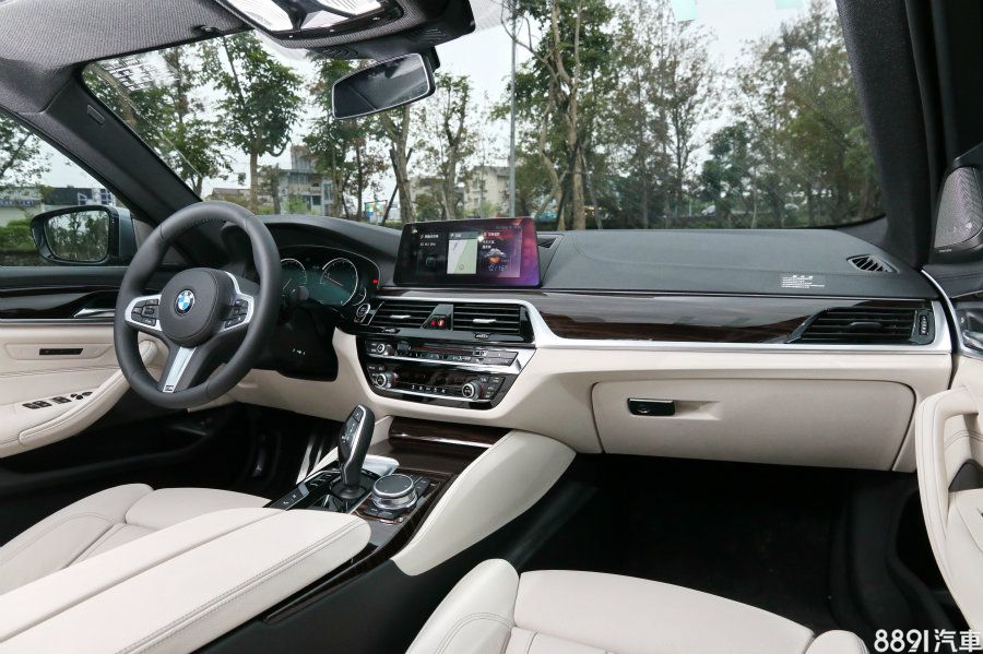 5系列的內裝,容易看出是比照7系列的風格走向,中央資訊幕從先前F10世代的內嵌造型,改為獨立在中控台上頭的設計,且根據原廠資料,包含儀錶板,整體中控台的高度較上代車型略為降低,因此能提供更佳的前座視野。