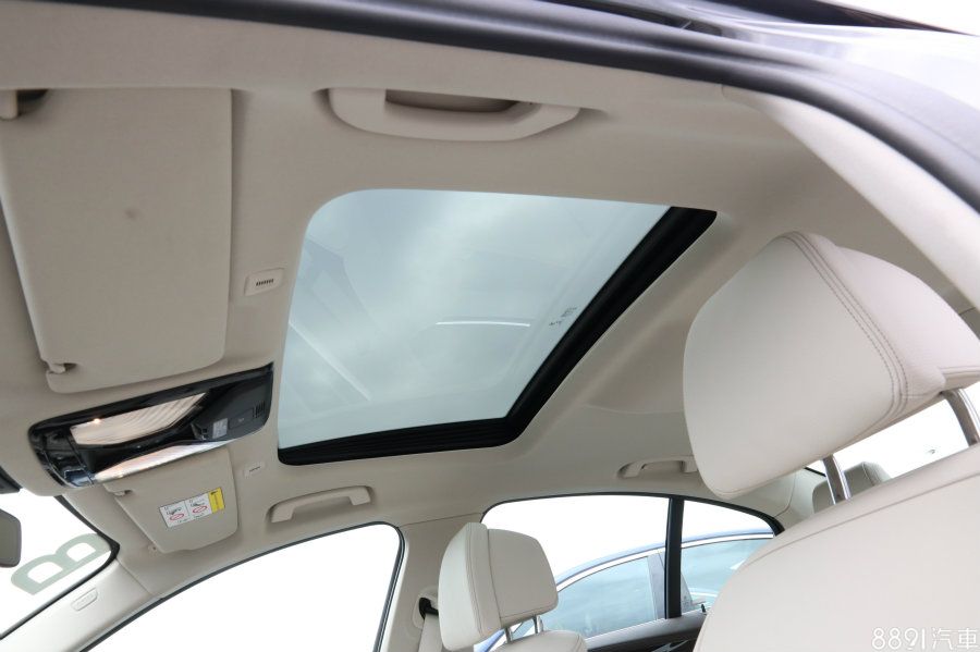 天窗為530i以上標配,開口大小與功能基本上沒什麼特別,此外,5系列目前僅有旅行車提供全景天窗,房車則連選配都不行,不像賓士E-Class在各種車型均可配置。