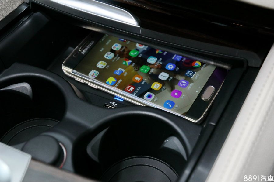 排檔座前方除了一組置杯架,前方的收納空間另外具備無線充電功能(520d Luxuy以上標配),空間最多大概能容納5.5吋手機,如果有隨身的無線充電設備就顯得相當實用。