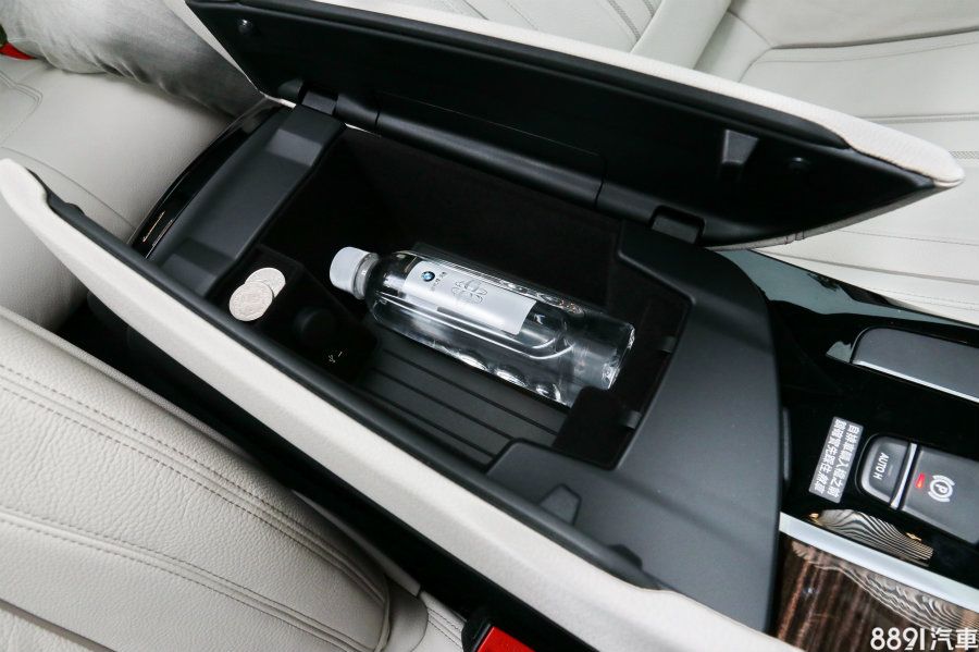 中央扶手採對開方式,內部空間不算大,但深度不錯,長度約能放下一罐450L的寶特瓶,並設有可放置零錢等小物的凹槽。