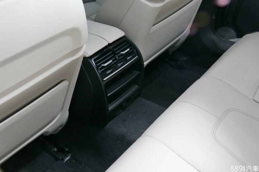 如未配置四區空調,冷氣出風口下方會提供頗深的置物空間,而後座中央的地板隆起幅度仍相當明顯,因此中間位置其實不太適合長途乘坐。