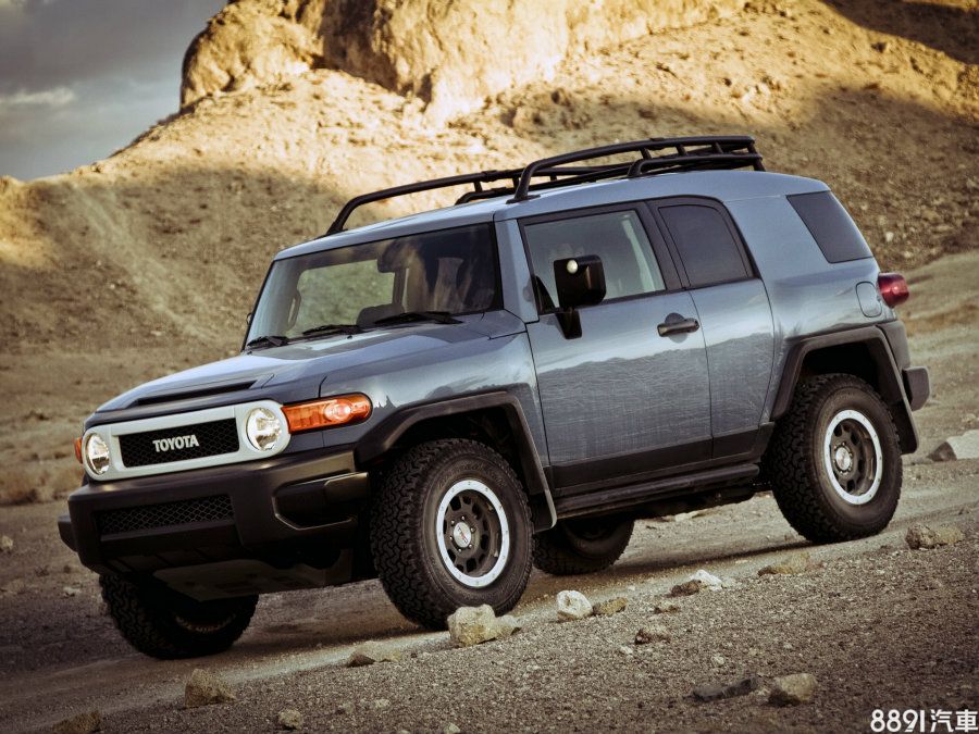 FJ Cruiser以復古的外觀、札實的機械結構及越野能力為特色，2006年問世，至2016年8月底正式退出全球市場，其擁有24cm之離地間隙、34度進入角、27.4度離去角、28.5度跨越角、與70cm的涉水深度。