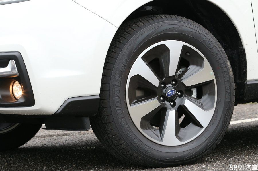 17吋鋁圈採雙色搭配，造型簡潔，配胎則是225/60R17的Yokohama Geolandar G91多功能用胎。