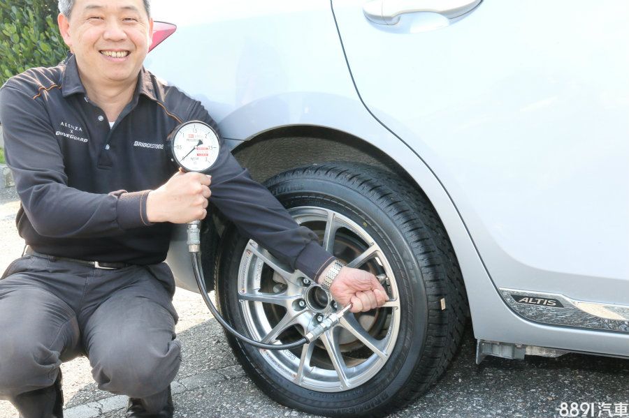 DRIVE GUARD失壓續跑胎以同樣步驟進行放氣，肉眼辨識下外觀幾乎與充飽狀態無太大不同，胎框還是緊緊的相擁在一起，為了確認已達0胎壓的狀況，原廠特別進行量測步驟，以保公平性。