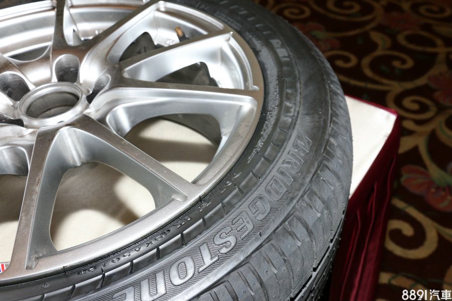 活動結束後,工作人員也特別拆下讓我們觀賞兩胎磨損的情形,一般輪胎胎壁已嚴重磨損,甚至毫無紋路可言,Logo字樣明顯削去不少,而失壓續跑胎則是無太大磨損,紋路與字樣清晰可見,明顯看到兩胎差異性之大。