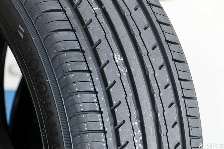 ES32為BluEarth系列的全新作品,訴求一般乘用車使用,節能、舒適、濕地安全是最大號召,規格涵蓋13~18吋共73種尺寸,相當繁多,並全為進口,但依規格區分日本或菲律賓製造。